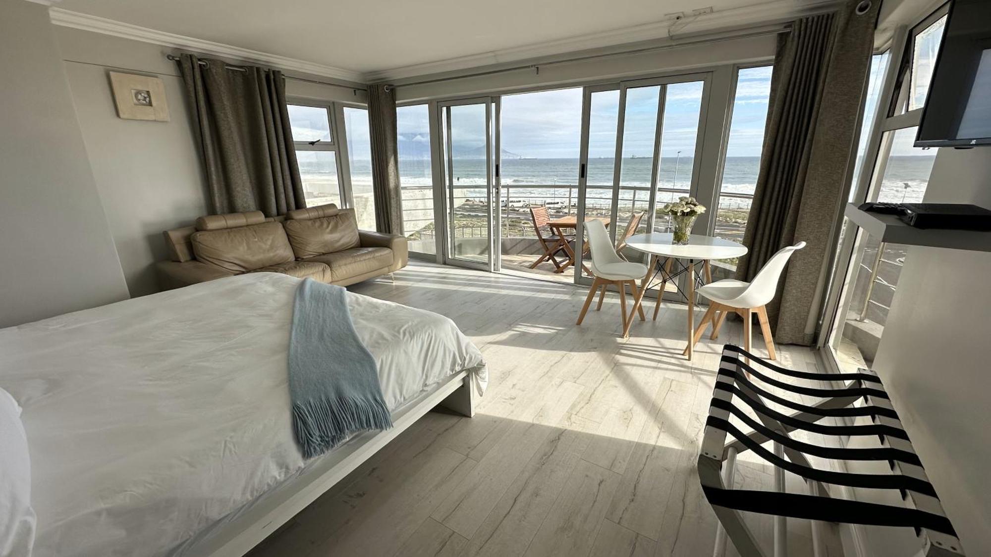Oceansnest Guest House Bloubergstrand Exterior photo