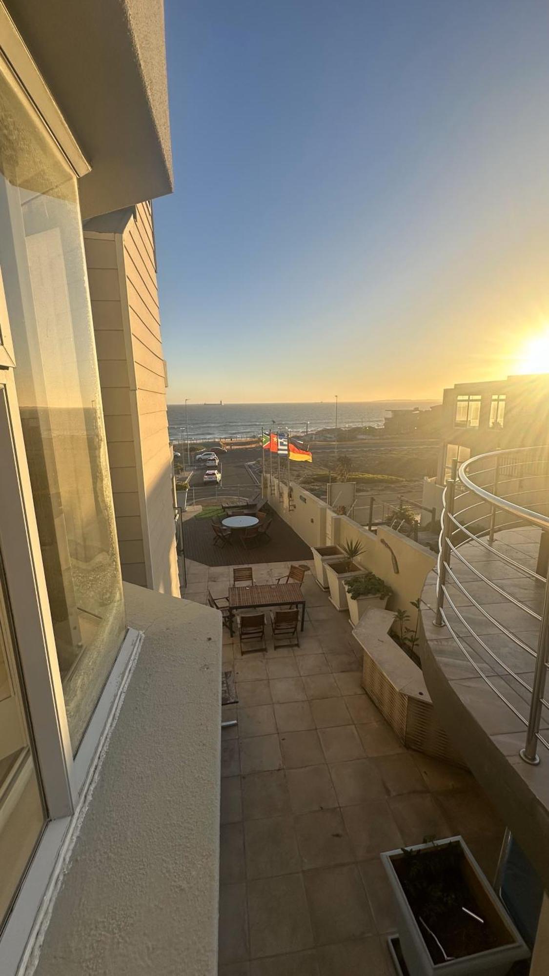 Oceansnest Guest House Bloubergstrand Exterior photo